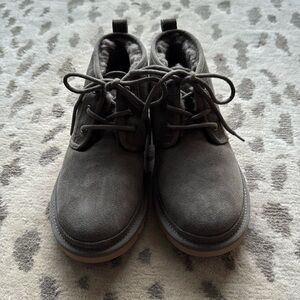 Ugg woman’s Neumel short boot. Gray size 8